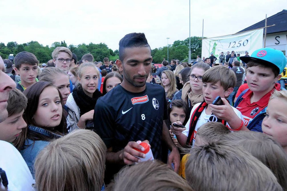 Der SC Freiburg bei seinem Auftritt in Oberschopfheim. (Foto: WOLFGANG KUENSTLE ) Der SC Freiburg bei seinem Auftritt in Oberschopfheim. (Foto: WOLFGANG KUENSTLE )