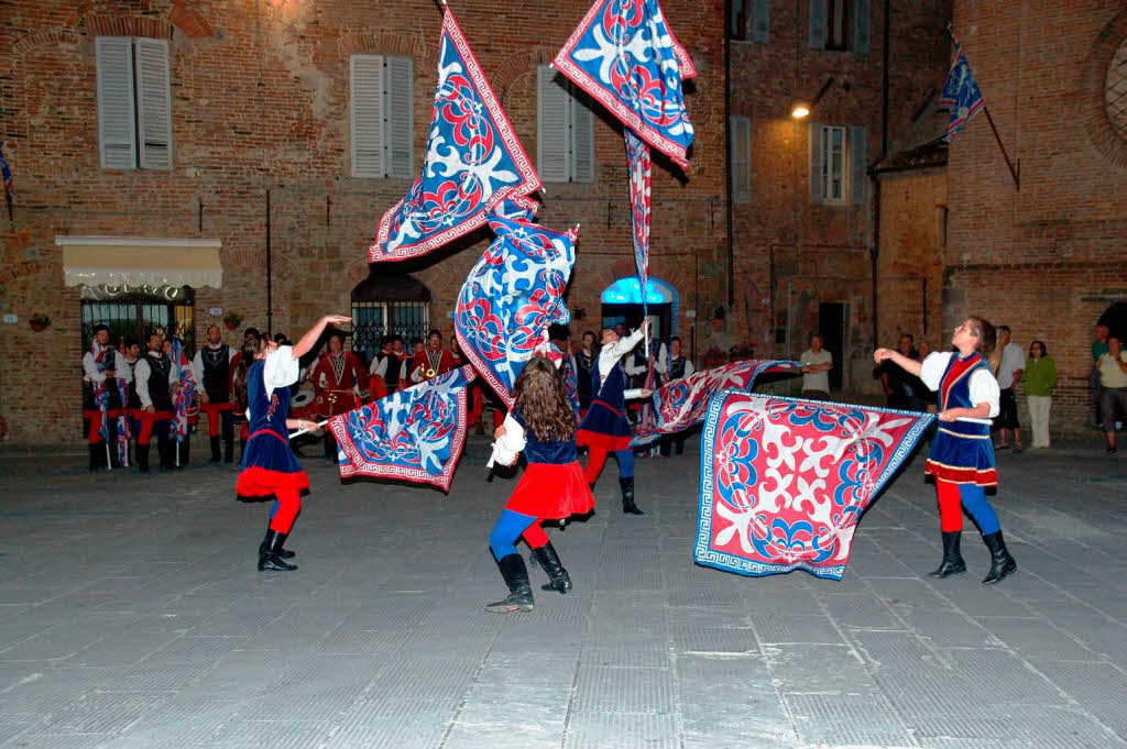 Nchtlicher Auftritt der Spandiatori, der Fahnenschwinger des Stadtteils Casalino in Citta della Pieve
