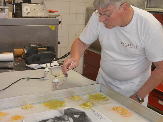 Willi Krauss macht die Tortendeko.  | Foto: sigrid umiger