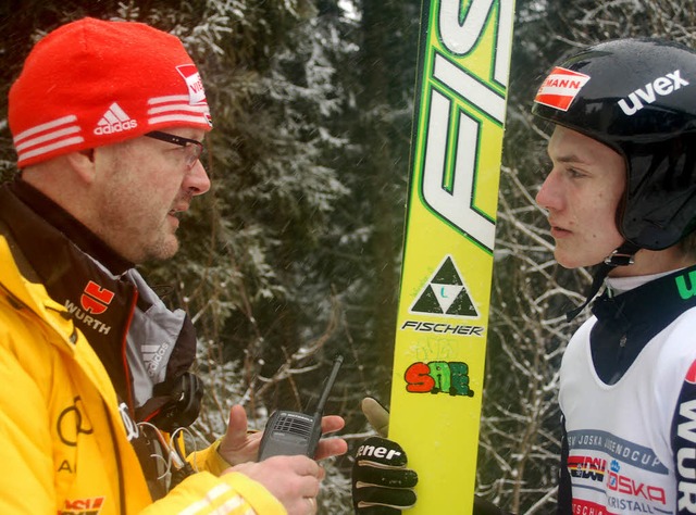 Zuhren, motivieren, behutsam sein und...Breitnauer Skispringer Niklas Wangler   | Foto: Helmut junkel