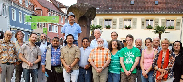 Gste, Gastgeber und Betreuer auf dem kleinen Marktplatz von Emmendingen.  | Foto: GHSE