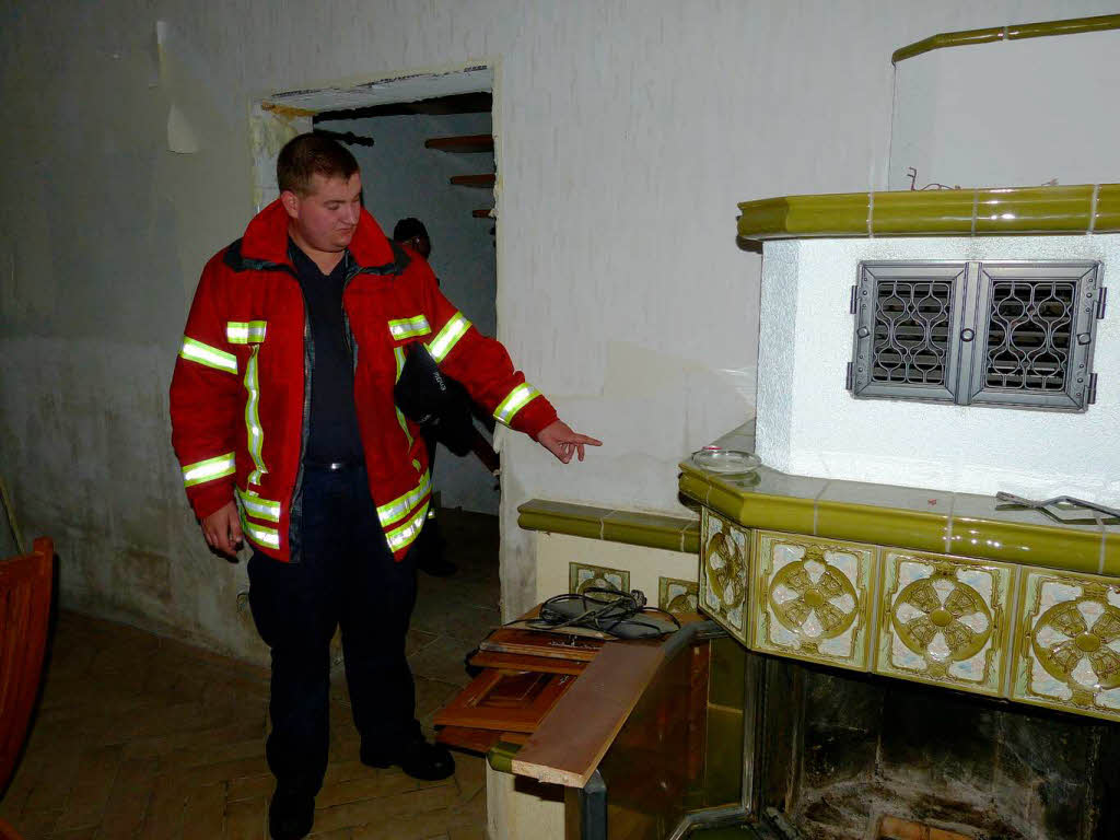 Und es verschont  auch den  schnen Kachelofen nicht: Ein Teninger Feuerwehrmann zeigt, wie hoch das Wasser stand.