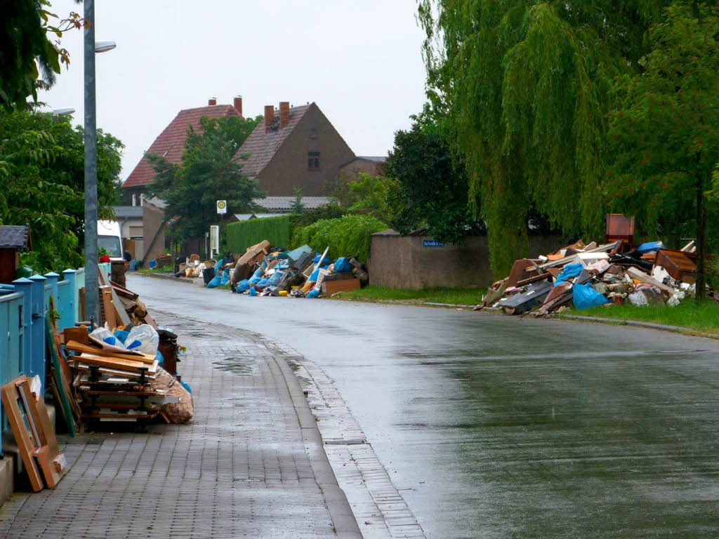 Kein Wunder, dass die Straenrnder von Mllbergen gesumt sind: Wassergeschdigtes Mobiliar ist nicht mehr zu retten.