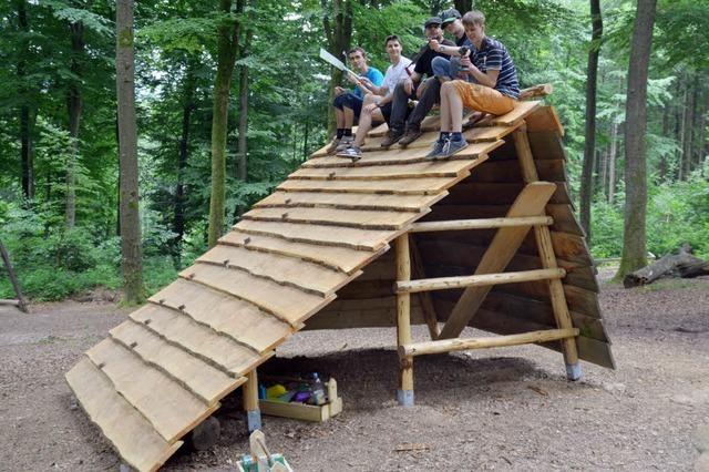 Schler bauen ein Haus fr Kinder