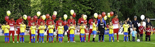 Begleitet von Kindern mit Luftballons ...er am Mittwoch im Aubergstadion ein.    | Foto: Wolfgang Knstle