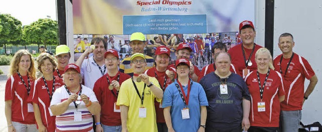 Erfolgreich:  Teilnehmer und  der Behi...nd  Betreuer bei den Special Olympics.  | Foto: BSG/CWE