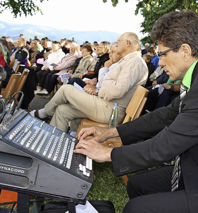 Brgermeister Harald Reinhard am Mischpult  bei den Buchenbacher Kulturtagen.   | Foto: Andreas Peikert