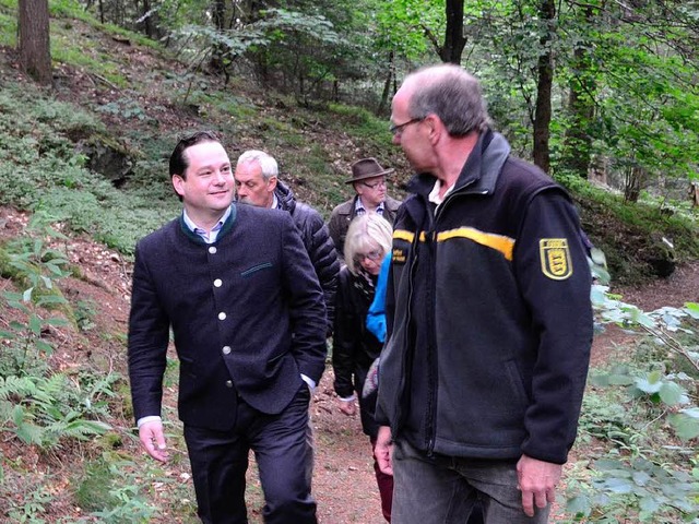 Minister Alexander Bonde unterwegs mit Stadtfrster Dierk Weipfennig.  | Foto: Sebastian Wolfrum