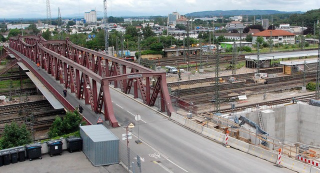 Rechts sieht man schon das Widerlager,...nftig die Trambrcke aufliegen wird.   | Foto: Lauber