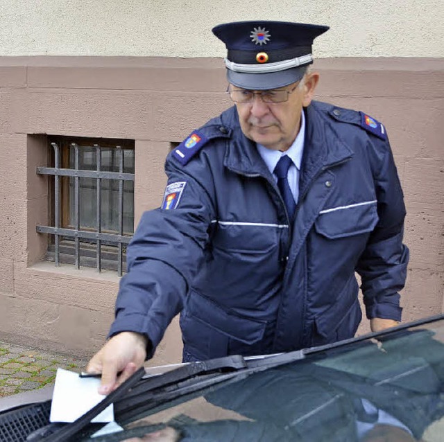 Wieder eine Ermahnung fllig:  Horst Frey  bei der Arbeit in der Hauptstrae  | Foto: Ulrich Senf