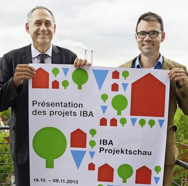 Basels Baudirektor und IBA Basel  Prs... Jann mit dem Plakat zur Projektschau   | Foto: ZVG