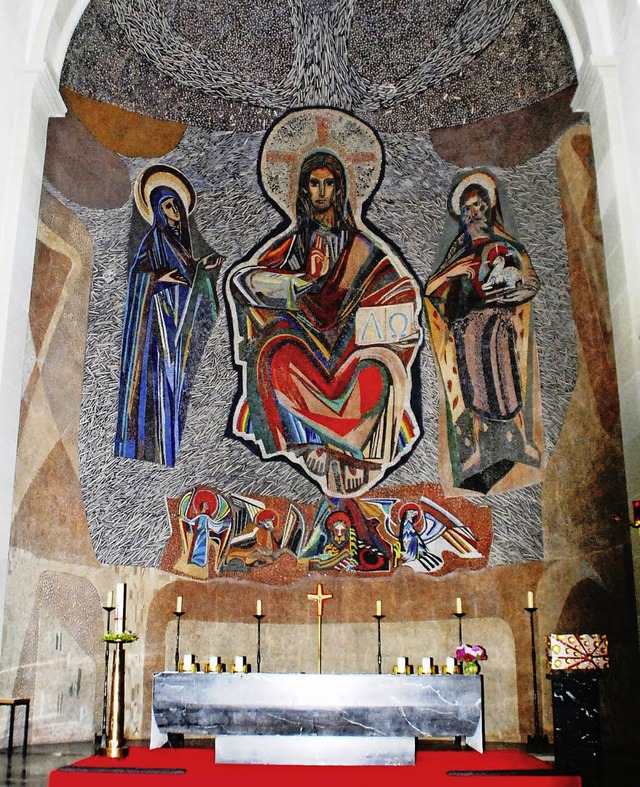 Altarraum mit leuchtenden Mosaikmotiven   | Foto: E. Steinfelder