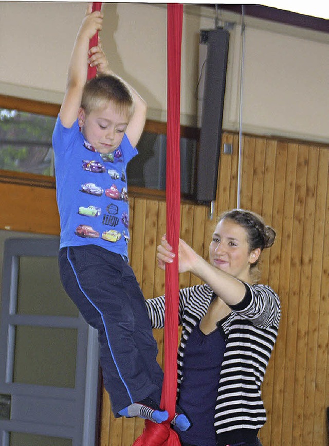Zirkus in der flinger Schule: Die ach...ummer am vertikalen Tuch einstudiert.   | Foto: Jrn Kerckhoff
