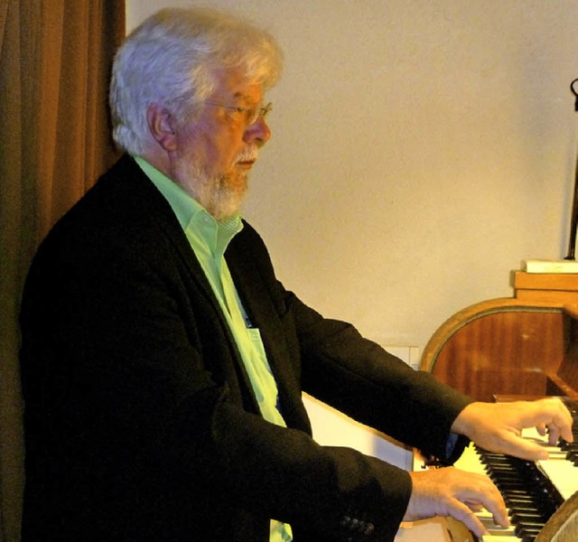 Albert Schnberger beim Konzert an der Orgel der evangelischen Kirche  in Zell.   | Foto: Gabriele Rasenberger