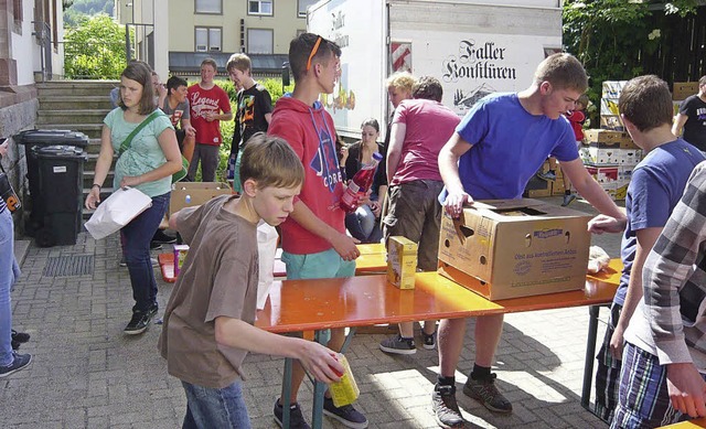 Jugendliche beginnen mit dem Auspacken...nau und Schopfheim gesammelt wurden.   | Foto: Klaus Brust