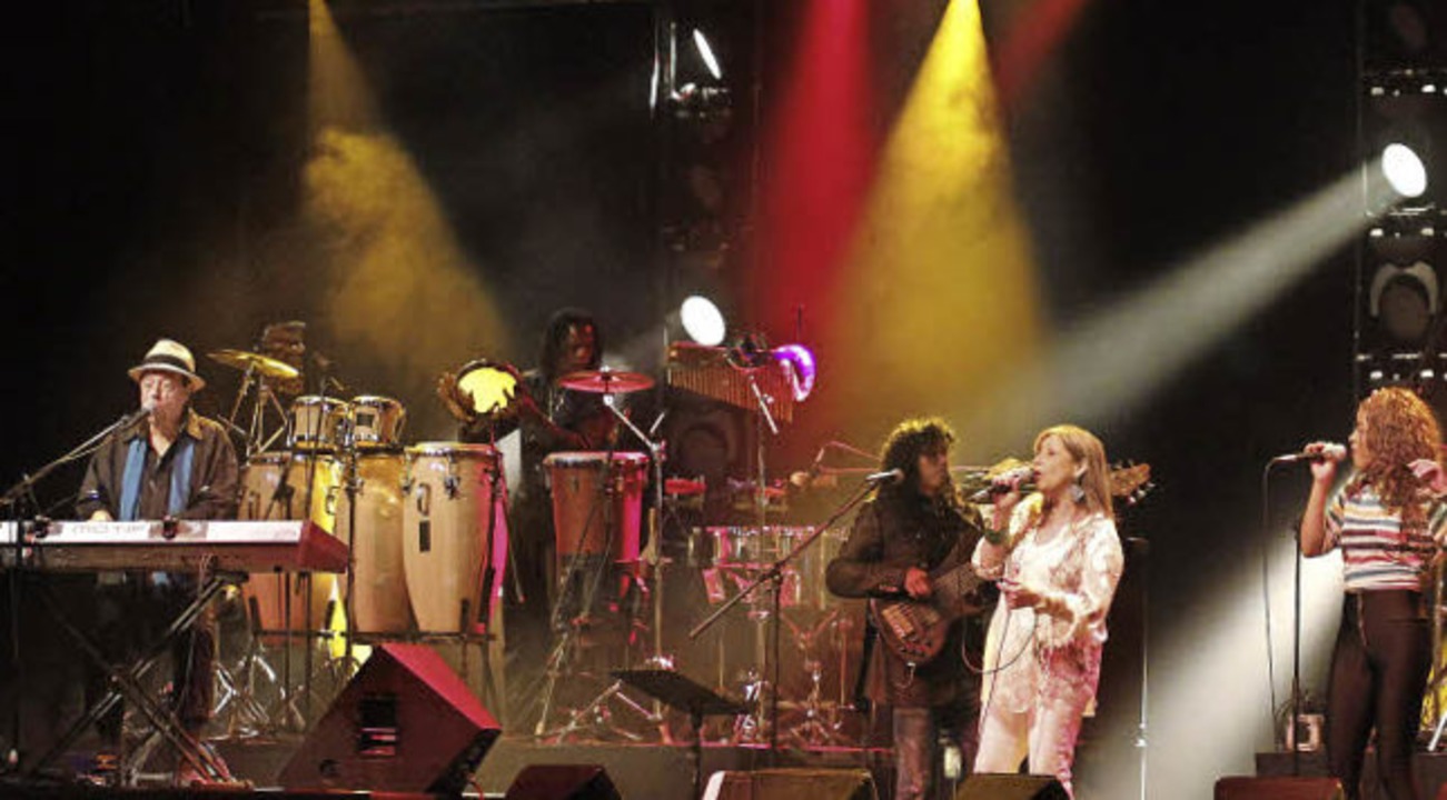 Mit groer Band im Zirkuszelt: Sergio Mendes  | Foto: Wolfgang Grabherr