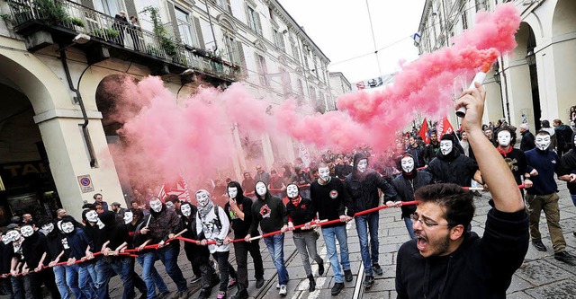 Wtende Jugend &#8211; Proteste gegen ...eit am 1. Mai im italienischen Turin.   | Foto: dpa