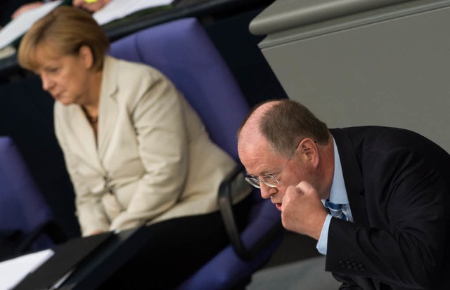 Angriffslustig der Kandidat, stoisch d...zlerin &#8211; Rededuell im Bundestag   | Foto: afp