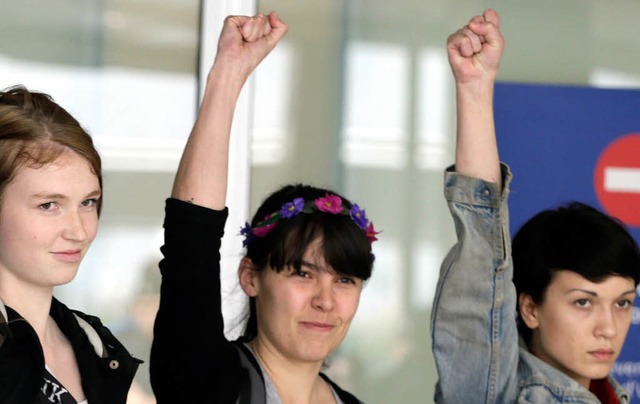 Die Deutsche Josephine M. und die beid...nd  Marguerite S. (von links) in Orly   | Foto: AFP