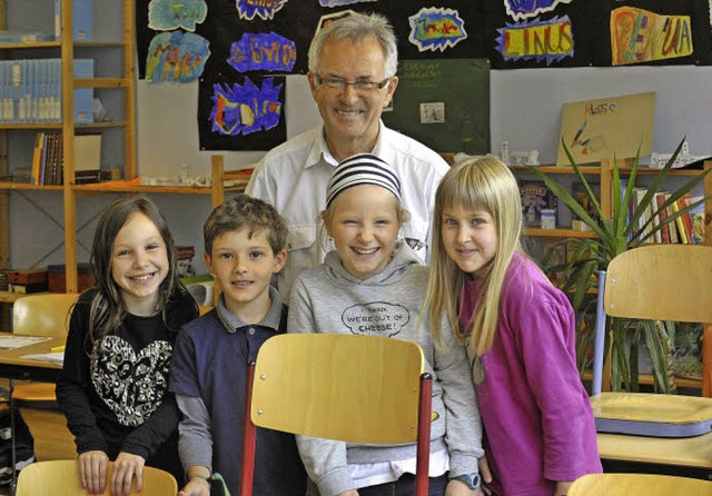 Raymund Koslik mit Schlagzeuger Linus und drei seiner Sngerinnen.   | Foto: Michael Bamberger