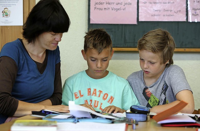 Eine Lehrerin untersttzt die Frdersc...incent (von links) profitieren davon.   | Foto: christoph  Breithaupt