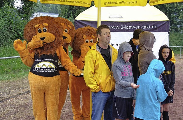 Unter Schirmen nahmen Zuschauer, die K... auch die Lwen-Maskottchen Zuflucht.   | Foto: karin wortelkamp