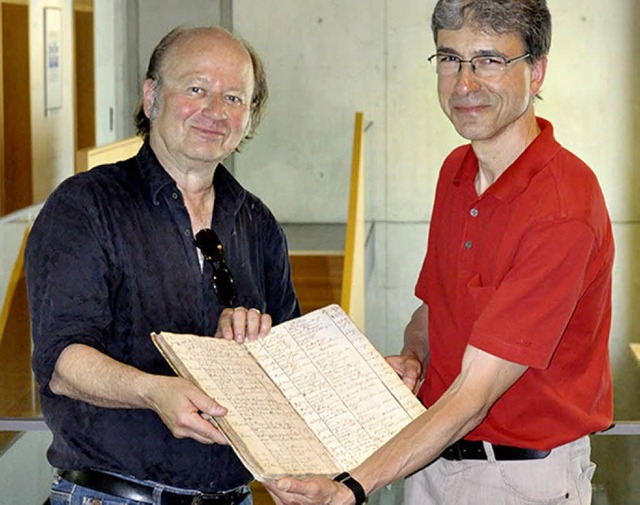 Der Freiburger Stadtrat Atai Keller (l...flichen Archivar Christoph Schmidle.   | Foto: erzbischfliches aRchiv