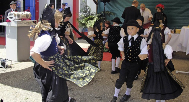 Zur Erffnung des Schwarzwlder Schink...Zuschauer mit  volkstmlichen Tnzen.   | Foto: Tina Httich