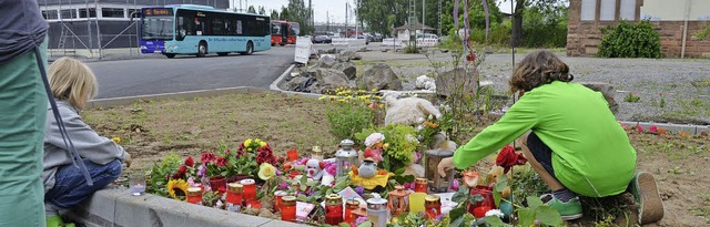 Kerzen und  Blumen an der Unfallstelle...igen Mdchens bewegt viele Menschen.    | Foto: Burgmaier