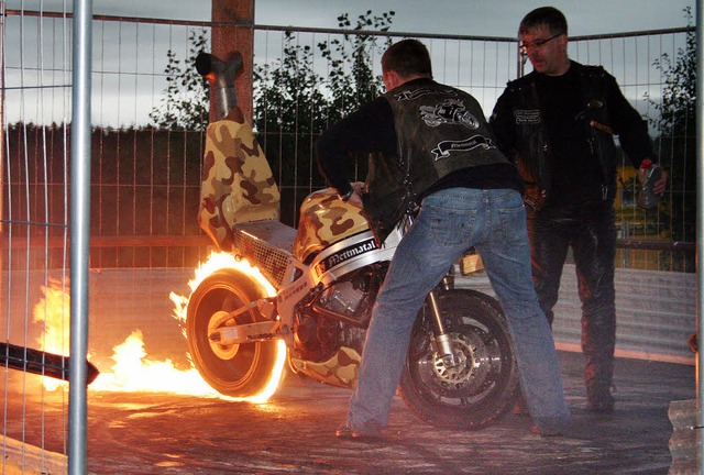 Drehen, bis der Reifen glht: Die Donn... den Weltrekord kommen ohne Feuer aus.  | Foto: Archivfoto: Daniela Rde