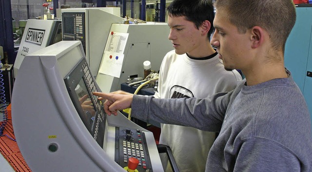 Auch im Handwerk wird modernste Techni...zwei Auszubildende eine CNC-Maschine.   | Foto: Handwerkskammer Freiburg