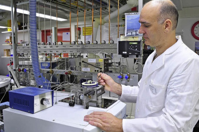 CVUA-Mitarbeiter Andreas Probst bei ei...tersuchung mit dem Massespektrometer.   | Foto: Kunz
