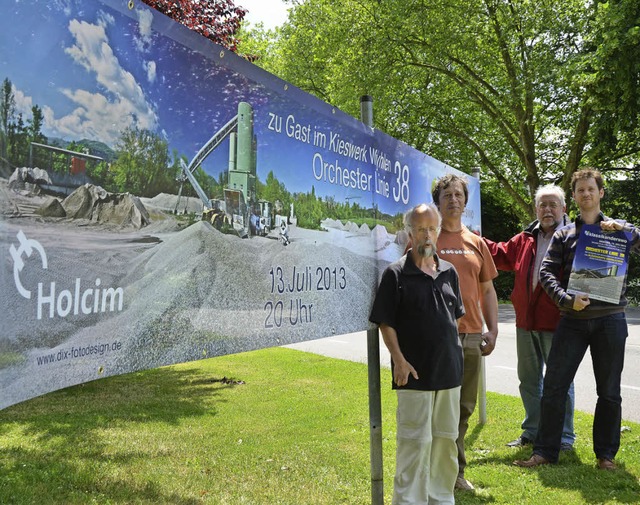 Die Macher am Banner, das Thoms Dix (v... Helmut Bauckner und Georg Dettweiler   | Foto: Ralf H. Dorweiler