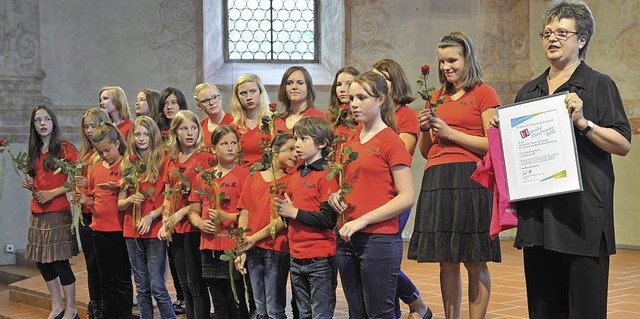Rote Rosen fr den Jugendchor  Power o...usicalttigkeit der Gruppe wrdigt.     | Foto: Mnch