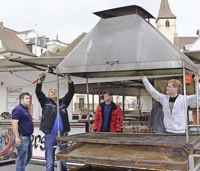 Manpower ist gefragt, wenn das Adler-Team den Grill aufbaut.   | Foto: Umiger