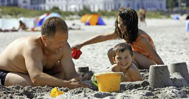 Sorgenfrei: Familie am Strand   | Foto: dpa