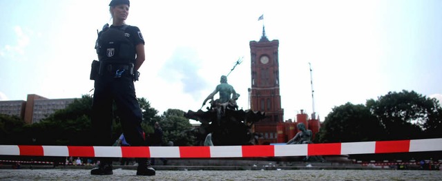 Der Neptunbrunnen in Berlin liegt dire..., dem Regierungssitz Klaus Wowereits.   | Foto: dpa