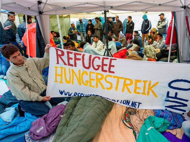 Flchtlinge demonstrieren in Mnchen fr die Anerkennung ihrer Asylantrge.   | Foto: dpa