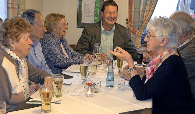 Fritz Deutschmann im Gesprch mit lteren Brgern.   | Foto: Sigrid Umiger