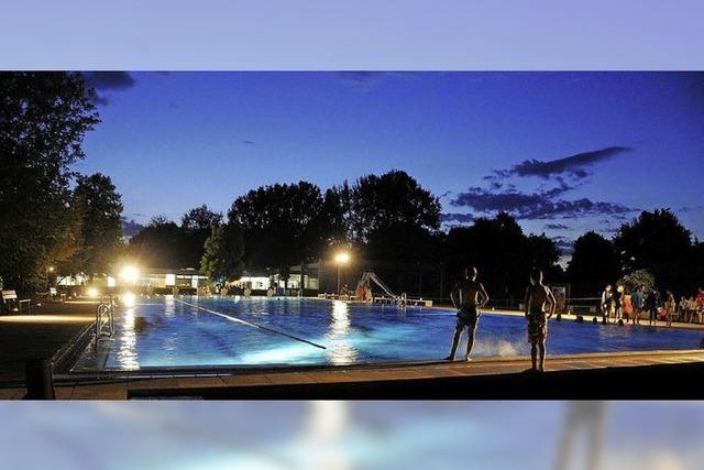 Schwimmen, grillen, chillen: Lichterfest im Freizeitbad