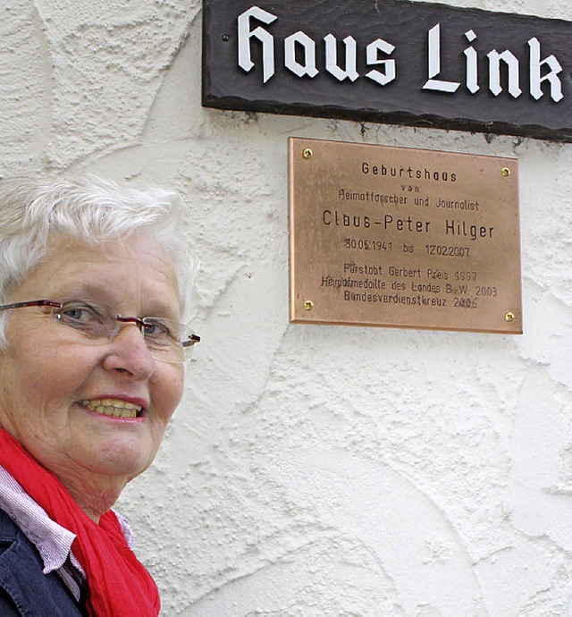 Christel Hilger enthllte die Gedenktafel, die an ihren Mann erinnert.  | Foto: Cornelia Liebwein