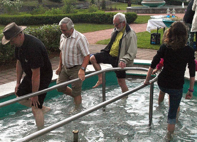 Am Freiatgabend konnten die neu sanier...igen auch mit zwei Runden Wassertreten  | Foto: Karin Stckl-Steinebrunner