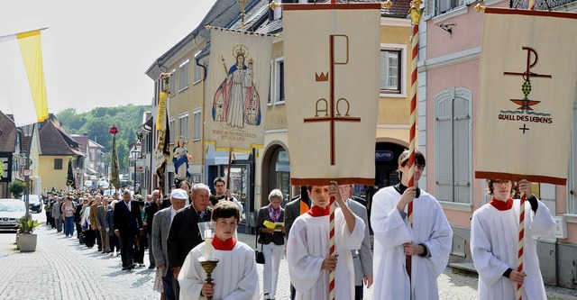 Feierliche Prozession im Sonnenschein zum Patrozinium am Sonntag in Endingen.   | Foto: Roland Vitt