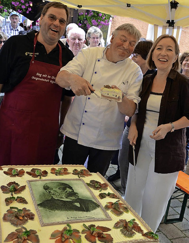 Tortenanschnitt mit  Astrid Siemes-Kno...auss und  Gnther Hurst (von rechts).   | Foto: Umiger