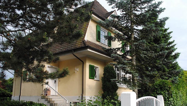 Das erste Haus auf dem Nussbuckel lie...Lampert (rechts) zu berichten wusste.   | Foto: Robert Ullmann