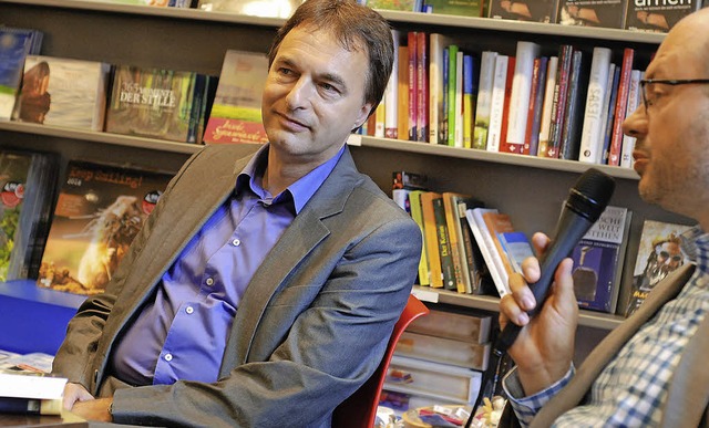 Wolfgang Gall (links) und Wolfgang Rei... am Samstag in der Buchhandlung Roth    | Foto: Gertrude siefke