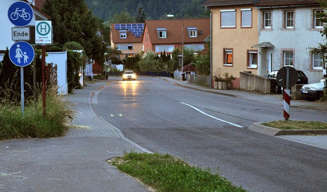 Am sdlichen Ortseingang von Au endet ...ssen hier die Straenseite wechseln.   | Foto: Julius Steckmeister