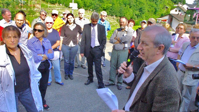 Dr. Christoph Ewen erluterte an der B...knftige berquerung des Wolfsgrabens.  | Foto: Rolf Reimann