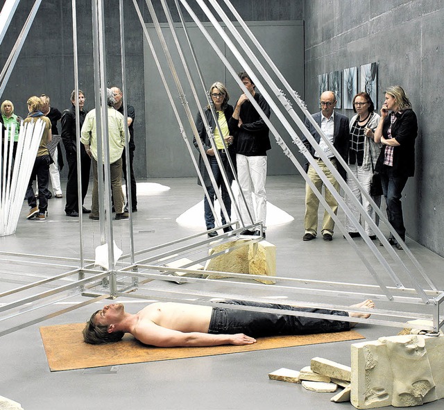 Szenen einer Ausstellung: Simon Pfeffe... Putze zertritt jede Menge Bierdosen.   | Foto: Fischer
