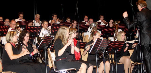 Ein mitreiendes Programm bot die  Sta...hrem Sommerkonzert in der Stadthalle.   | Foto: Fabry